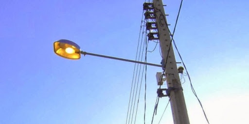 Vereador Lindomar de Freitas  solicita instalação de braço de luz em poste entre os bairros Jardim Vitória e Nova Era