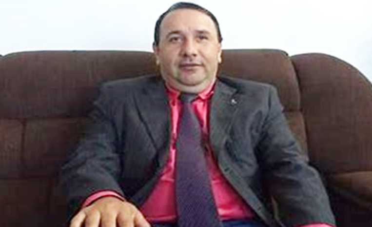 Vereador Adriano Martins pede a poda das árvores na calçada do Detran