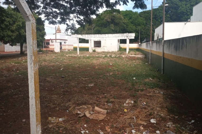 Vereador Carlos Rodrigo solicita construção de quadra poliesportiva para atender Escola Salvador Aguiar