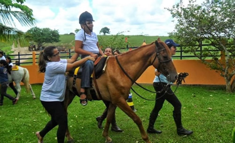 Vereador solicita implantação de Tratamento por Equoterapia aos alunos da APAE e Rede Municipal de Ensino