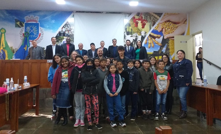 Alunos do 5º ano da Escola Municipal Maria Timira, fazem visita a Câmara Municipal