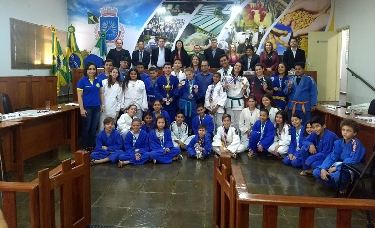 Câmara de Vereadores prestam homenagens aos judocas medalhistas em competição internacional